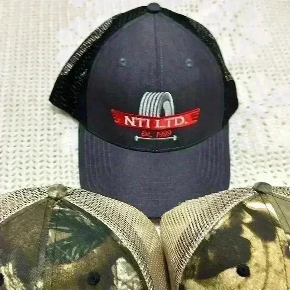 Men’s caps - Picture 3 of 3